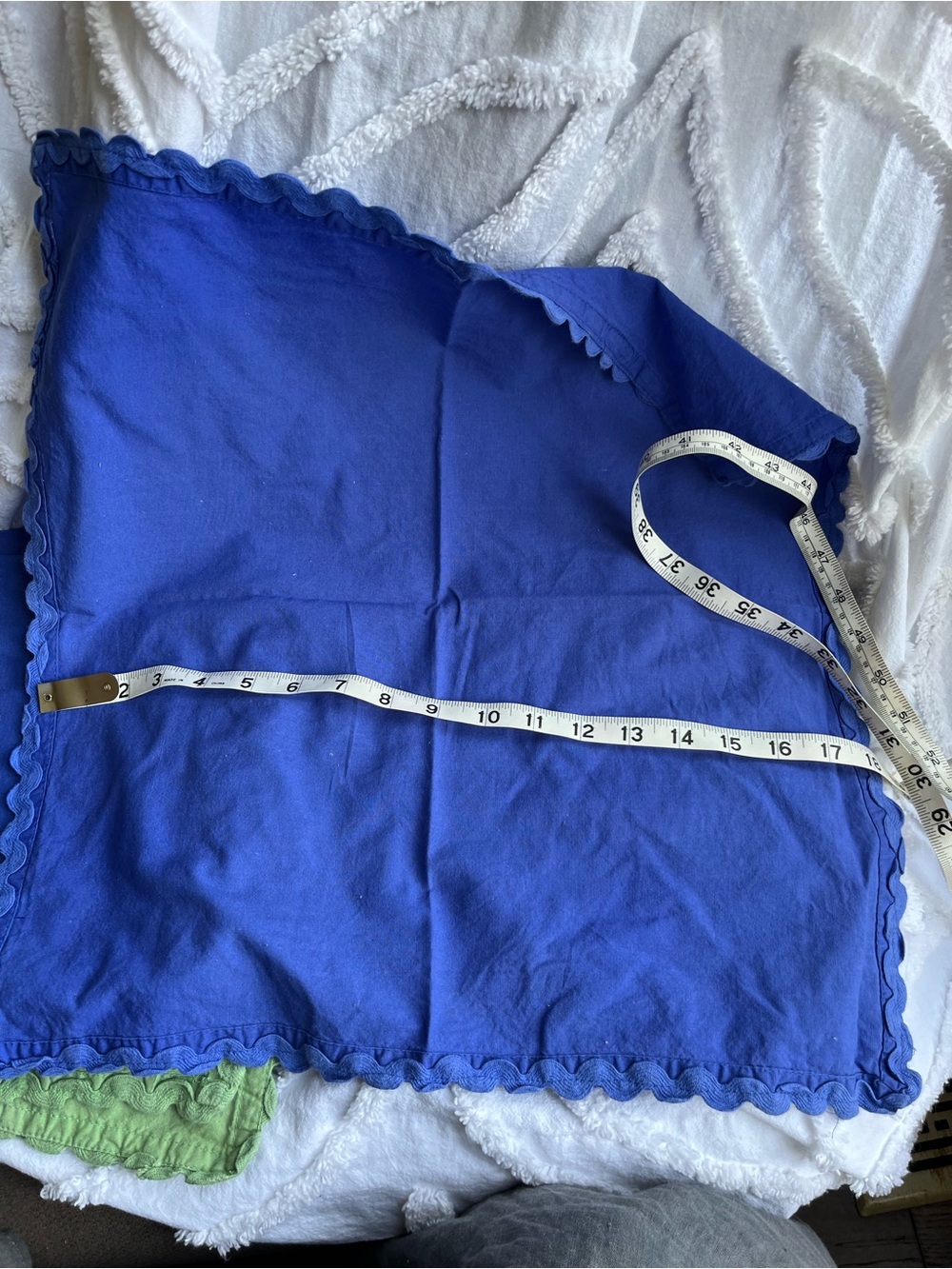 8 Pretty Napkins Edged in Rickrack - Picture 4 of 4
